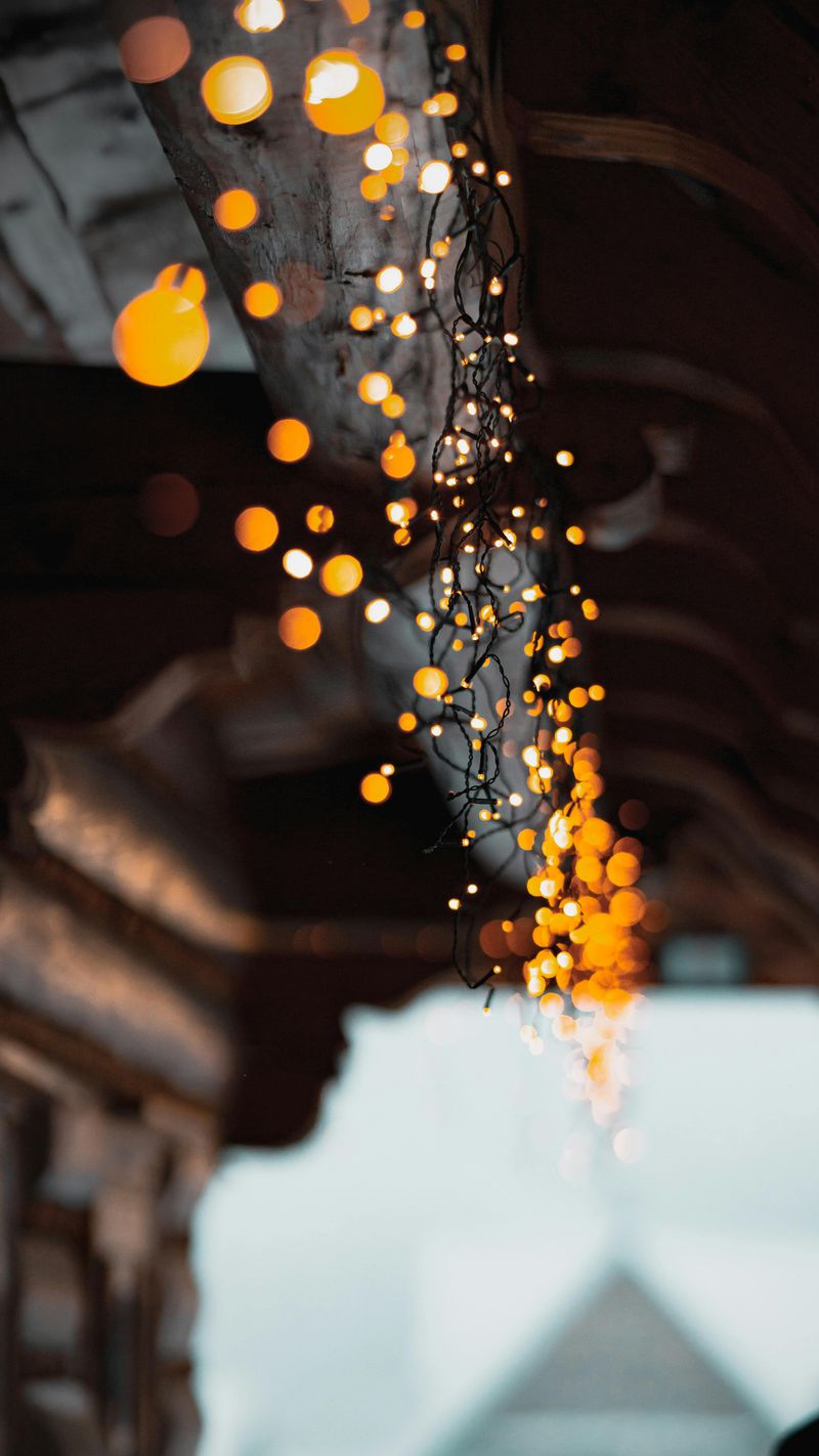 19 New York Winter Porch Décor Ideas Perfect For City Brownstones And Upstate Homes - Decor Hint String Lights Draped Along The Roofline