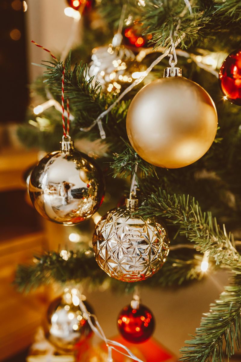 Hang Gold Ornaments with Clear String