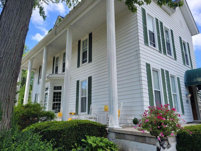 Captain Montague's Riverside Inn