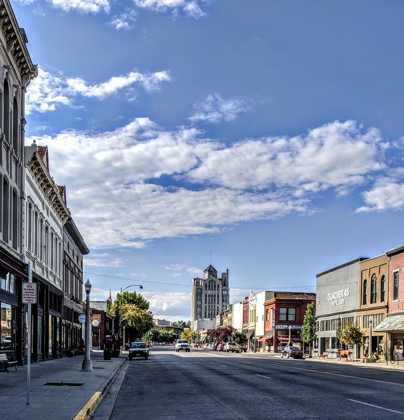 The Oregon Mountain Town So Affordable, Retirees Are Calling It A Dream - Decor Hint Walkable Downtown That Encourages Exercise