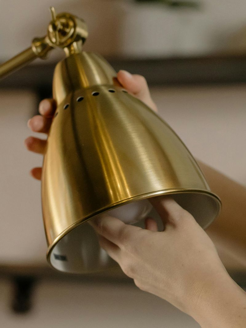 18 Illinois Winter Décor Trends Bringing Cozy Layers Back Into Midwest Homes - Decor Hint Brass Lighting Fixtures Add Golden Warmth