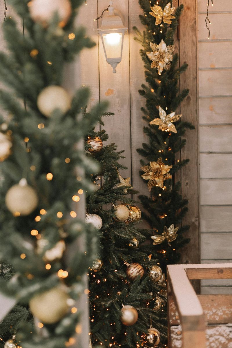 19 New York Winter Porch Décor Ideas Perfect For City Brownstones And Upstate Homes - Decor Hint Frosted Garland Wrapped Around Columns