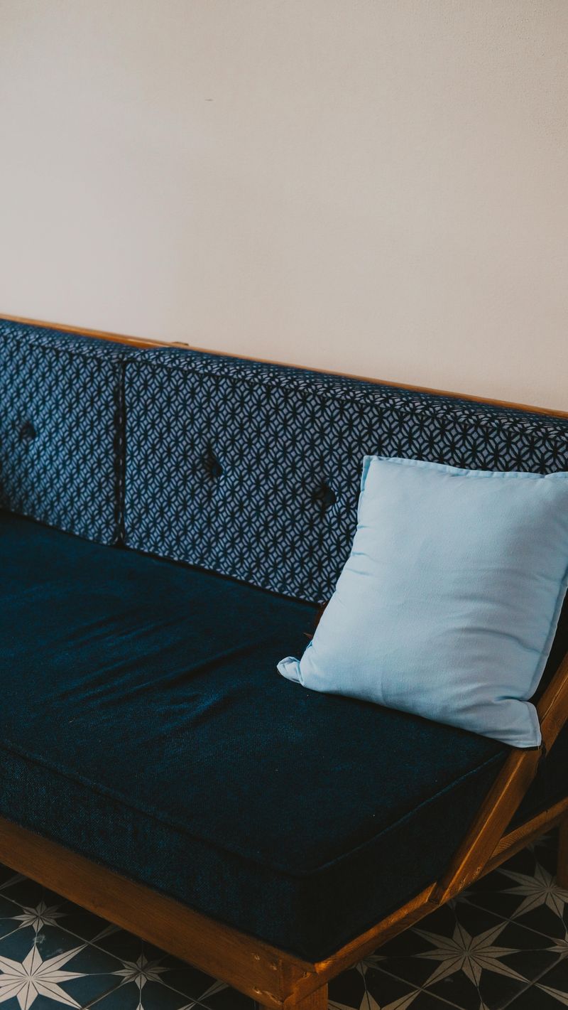 14 Couch Colors South Carolinians Are Slowly Phasing Out - Decor Hint Navy Blue