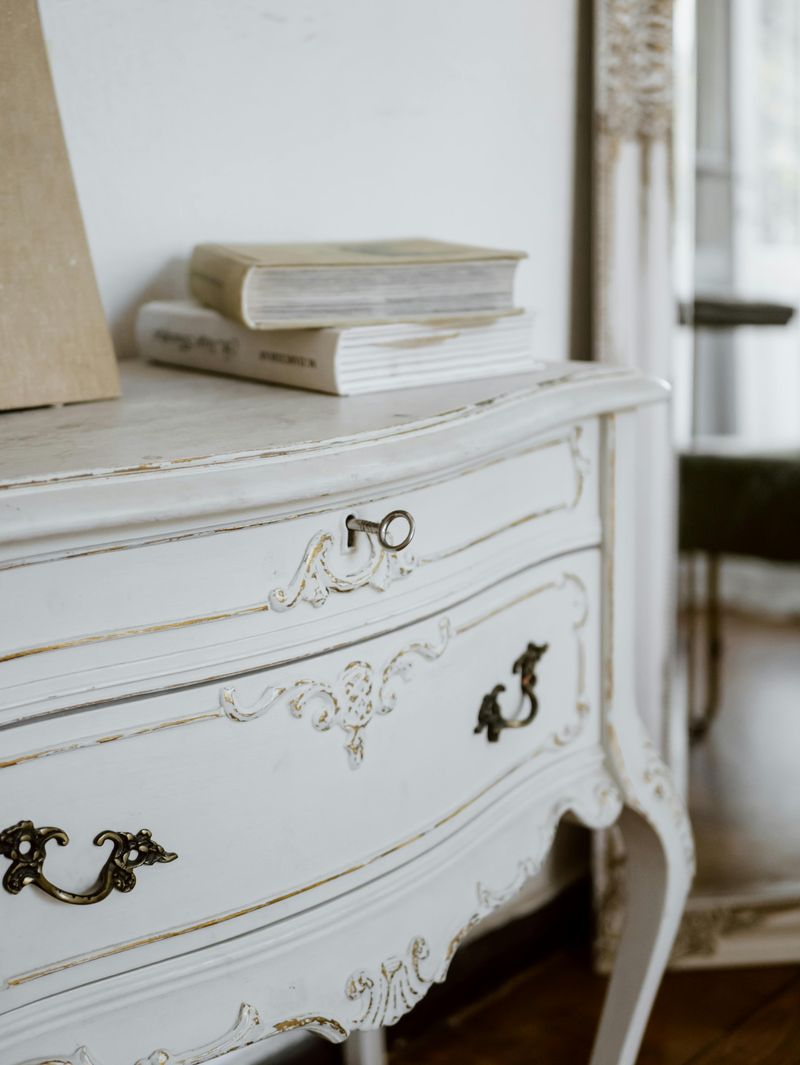 Louisiana Homes Are Bringing Back Furniture Styles That Used To Be Outdated - Decor Hint Shabby Chic Distressed Pieces