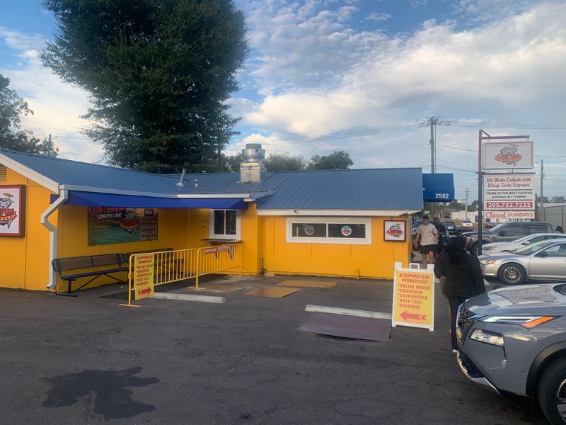 14 Alabama Fried Fish Spots Locals Swear By For True Southern Flavor - Decor Hint Catfish Heaven