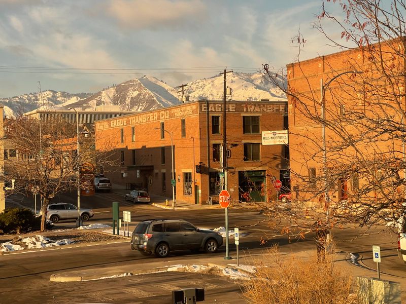 15 Unexpected Reasons Wenatchee Is The Affordable Washington Mountain Town Everyone Should See - Decor Hint Perfect Balance Between Small Town and Big City