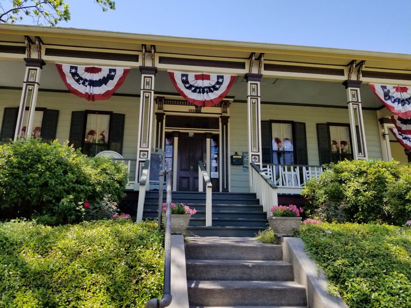 Mississippi Buffets Serving Fried Chicken That Feels Straight Out Of Church Potluck - Decor Hint Walnut Hills Restaurant
