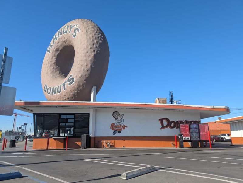 13 California Doughnut Shops That Consistently Rank Among The Best In America - Decor Hint Randy's Donuts