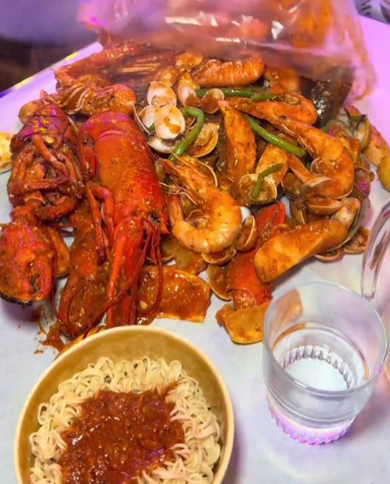 16 Illinois Dining Hotspots Famous For Lines That Never Scare Anyone Away - Decor Hint Calumet Fisheries