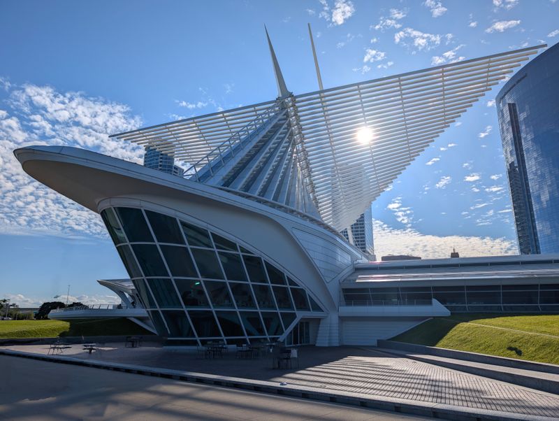 13 Bucket-List Wisconsin Adventures To Share With Anyone Visiting For The First Time - Decor Hint Explore the Milwaukee Art Museum