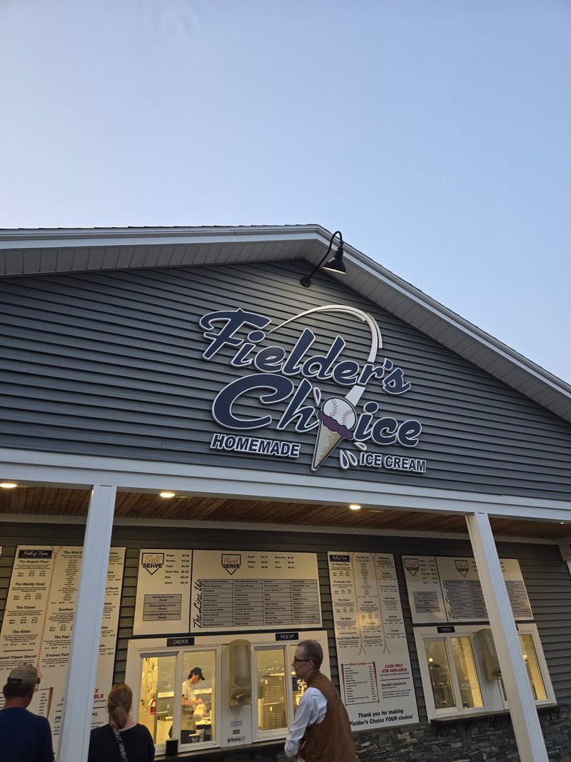 This Maine Ice Cream Stand Remains Open Year-Round And Locals Wouldn't Have It Any Other Way - Decor Hint Six Locations Across Maine