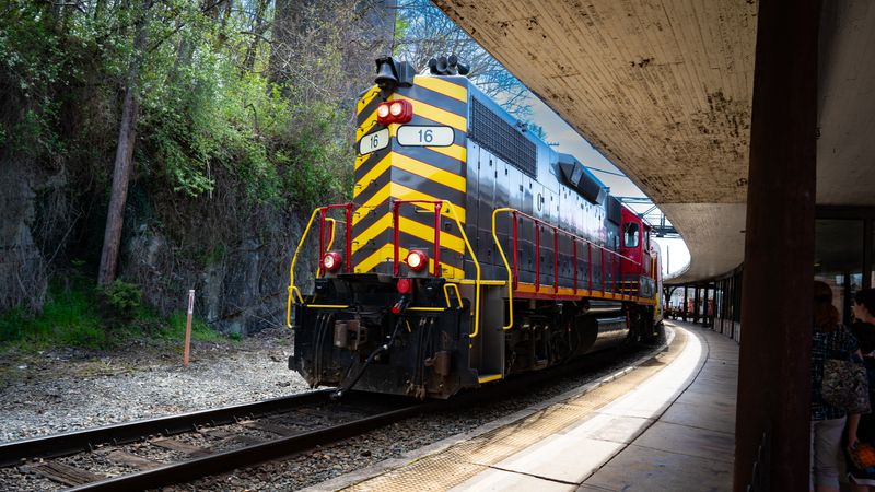 Join Santa For A Festive Ride On Virginia's Scenic Holiday Express - Decor Hint Advance Reservations Are Essential