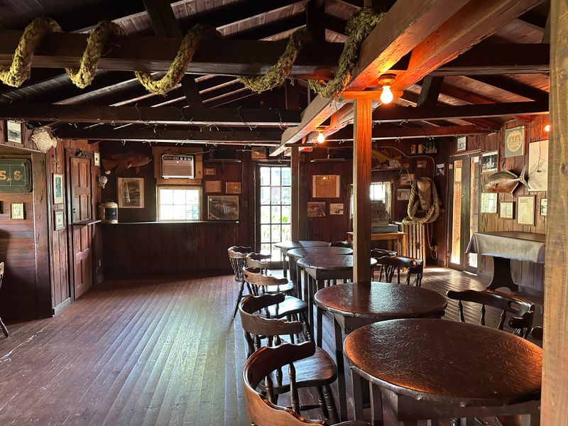 Florida's Hidden Restaurants That Don't Advertise But Stay Full Every Night - Decor Hint Cap's Place