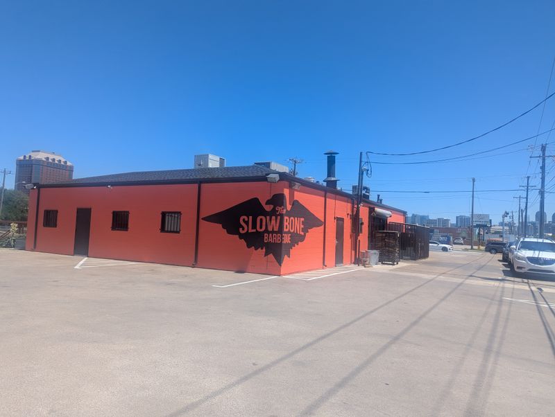 18 Texas Fried Chicken Places Where Family Pride Shows In Every Crispy Plate - Decor Hint Slow Bone BBQ