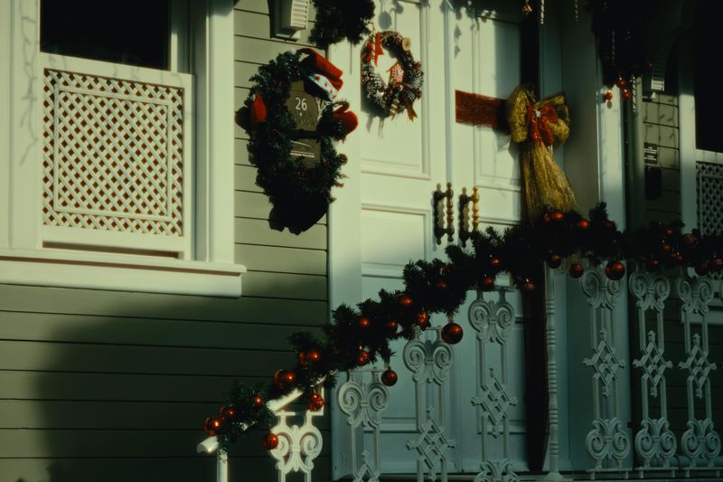 15 Pennsylvania Front Porch Ideas Adding Instant Winter Warmth - Decor Hint Oversized Bows For Bold Accents