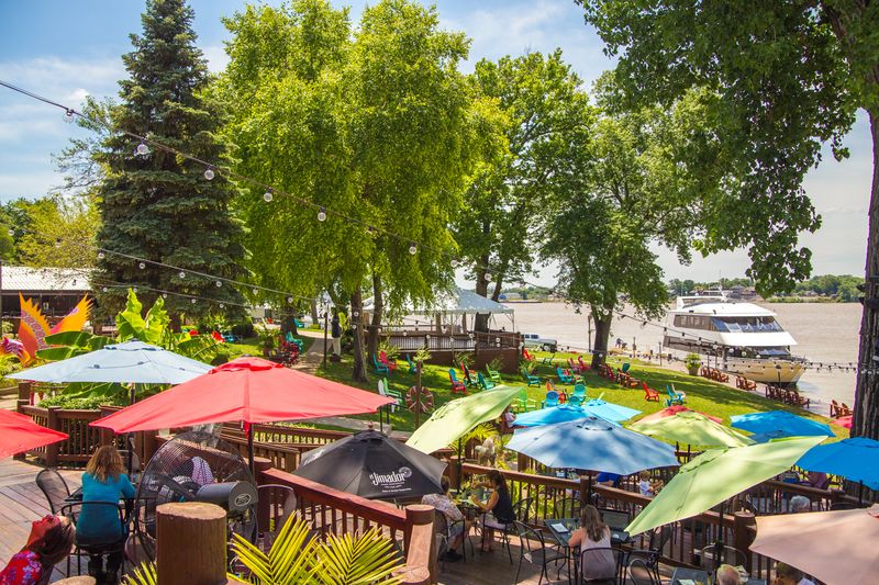 Captain's Quarters Riverside Grille