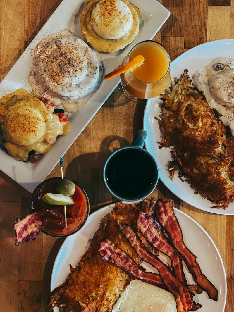 15 Hidden Treasures In Cleveland Ohio That Only Locals Know About - Decor Hint Lucky's Cafe