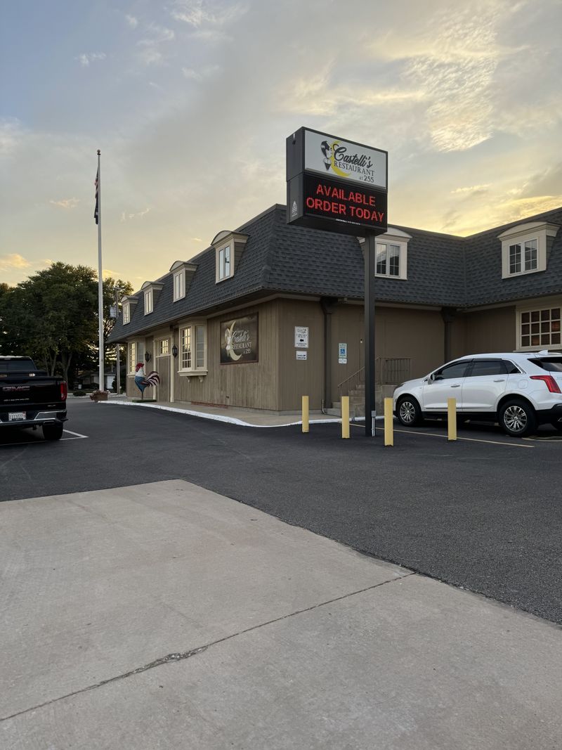These 15 Family Owned Restaurants In Illinois Have Been Around For Four Generations And Are More Popular Than Ever - Decor Hint Castelli's Restaurant at 255