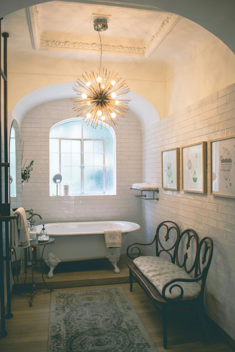 Clawfoot Bathtubs And Porcelain Fixtures