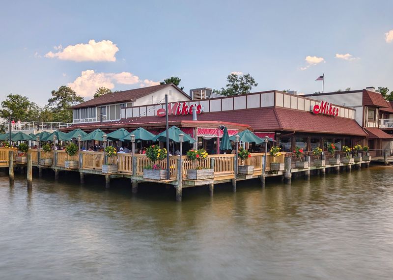 15 Maryland Seafood Shacks Only Locals Know For Steamed Crabs And Old Bay Magic - Decor Hint Mike's Crab House