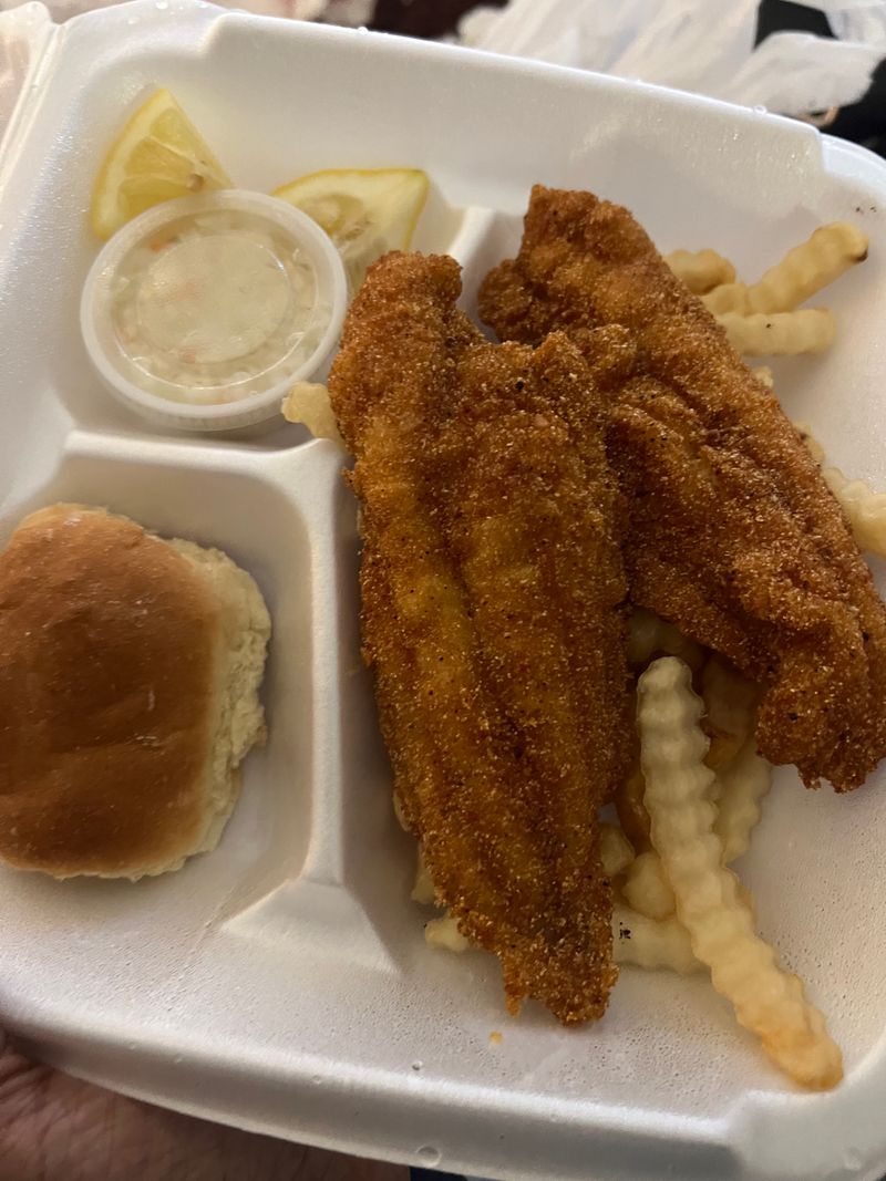 9 Illinois Restaurants That Nail The Perfect Golden Fried Fish - Decor Hint Dock's