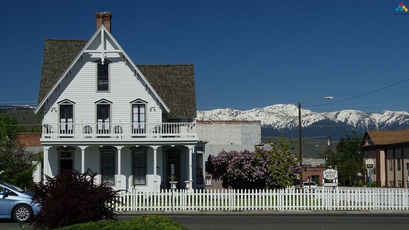 The Oregon Mountain Town So Affordable, Retirees Are Calling It A Dream - Decor Hint Mountains As Your Backyard