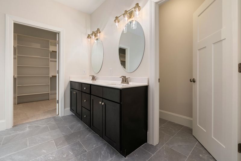 Homeowners In Louisiana Wish They Skipped These Bathroom Updates - Decor Hint Poorly Planned Lighting Schemes