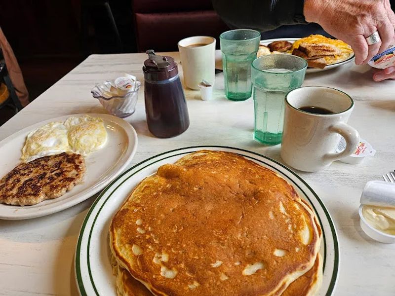 14 North Dakota Small-Town Restaurants Full Of Charm And Midwest Hospitality - Decor Hint Mr & Mrs J's Restaurant