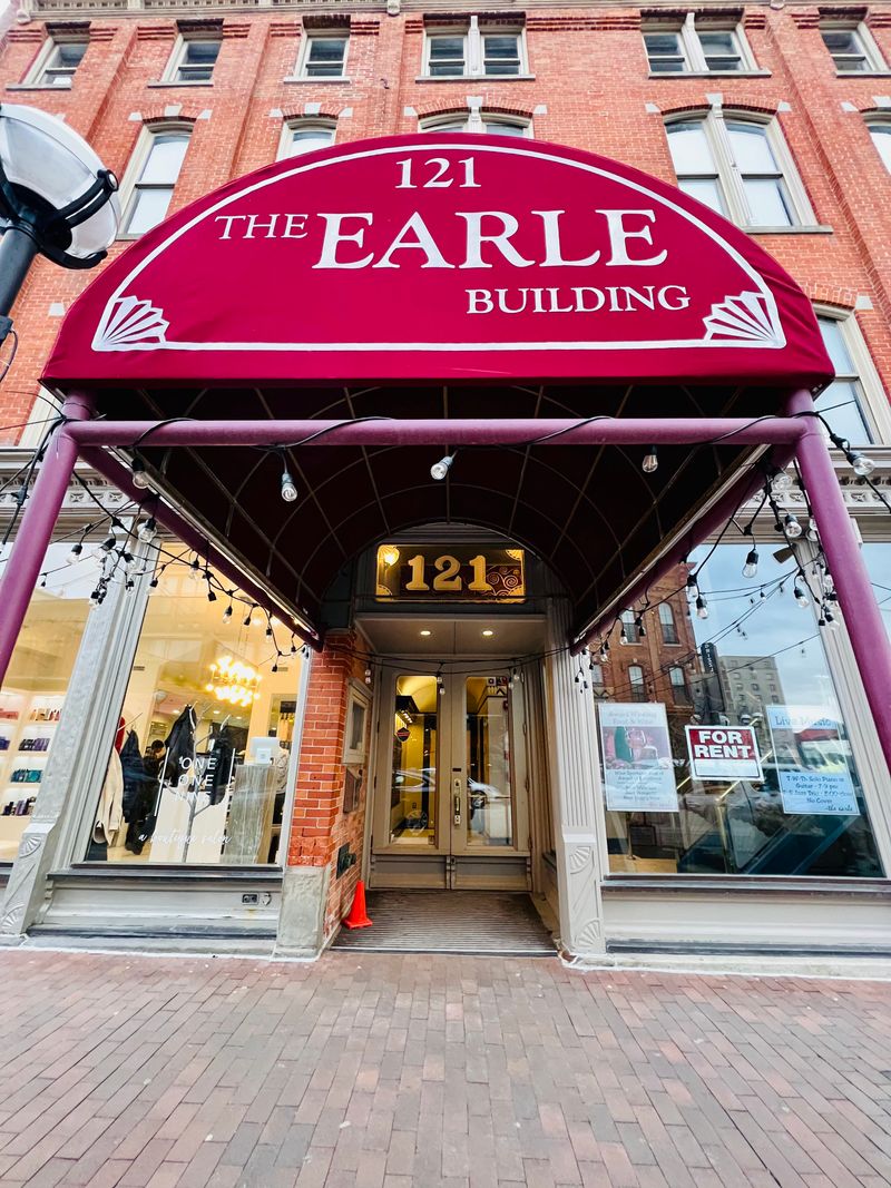16 Michigan Restaurants People Happily Wait Hours For - And Say It's Worth It - Decor Hint The Earle Restaurant