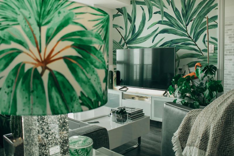 Florida Living Rooms Are Finally Letting Go Of These Once-Beloved Trends - Decor Hint Bold Wallpapers
