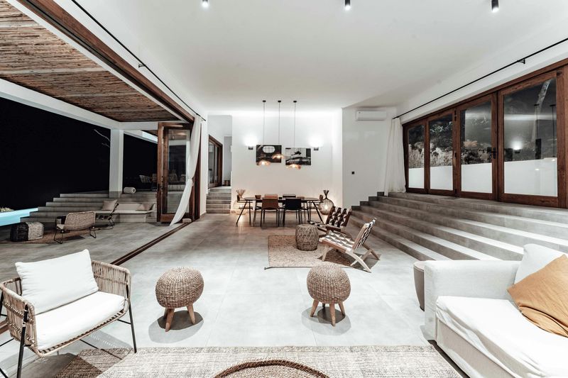 Indoor-Outdoor Living Spaces Blur Seasonal Boundaries