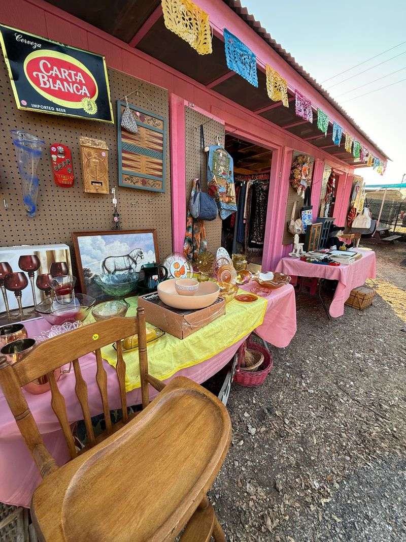 21 Texas Vintage And Collectibles Markets Where Rare Finds Are Flying Off The Shelves - Decor Hint Wimberley Market Days