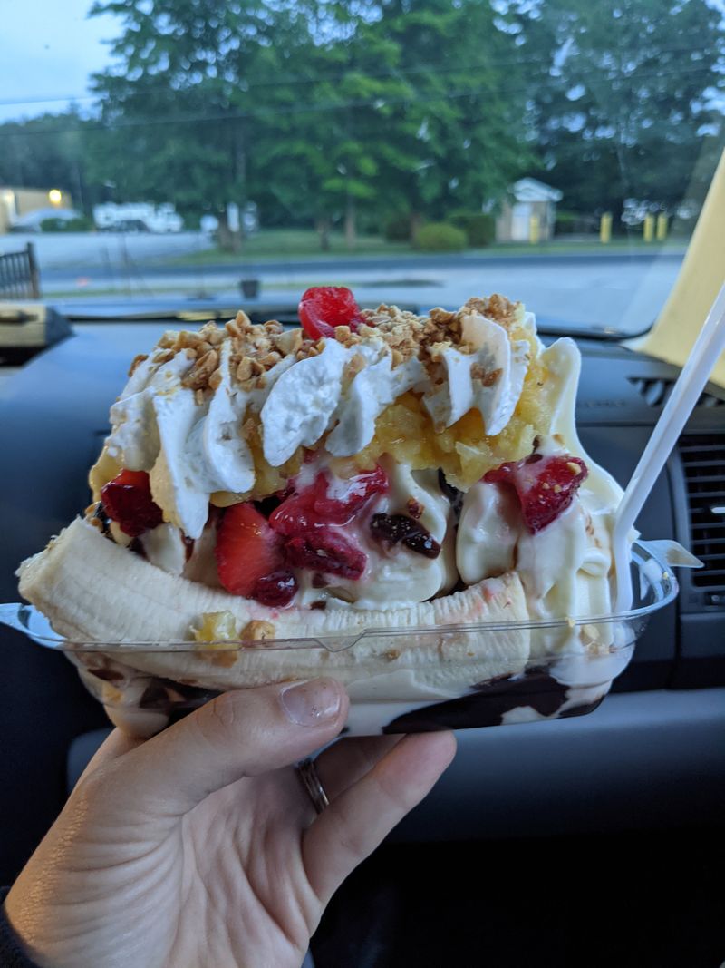 This Maine Ice Cream Stand Remains Open Year-Round And Locals Wouldn't Have It Any Other Way - Decor Hint Sundaes And Milkshakes Beyond Scoops
