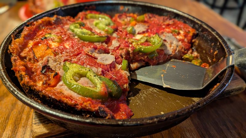 17 Illinois Eateries That Prove Great Food Doesn't Have To Cost A Fortune - Decor Hint Pequod's Pizza