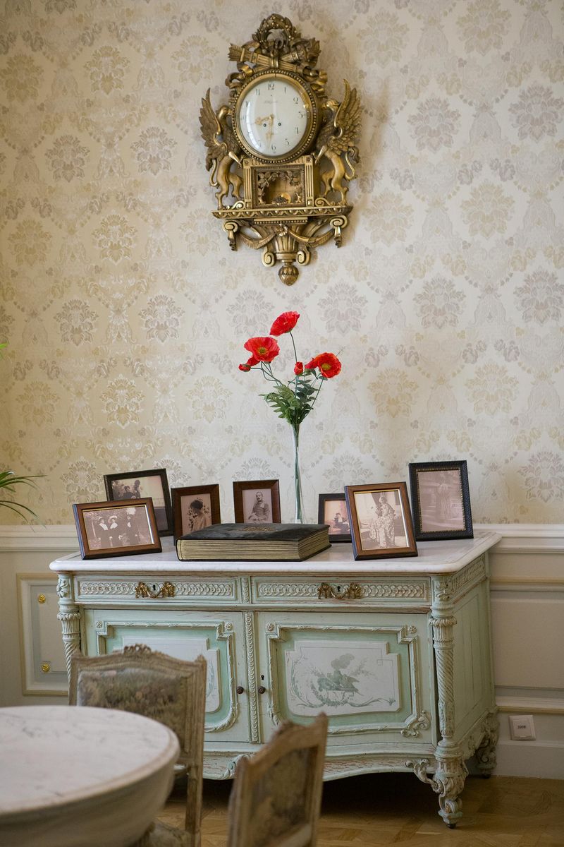 7 Indiana Collectibles Losing Value Fast While 3 Are Now Almost Worthless - Decor Hint Overly Ornate French Provincial Dressers