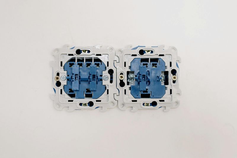 14 Common Georgia Home Features That Could Be Illegal (Or Out Of Code) In 2025 - Decor Hint Incorrectly Wired Three-Way Switches