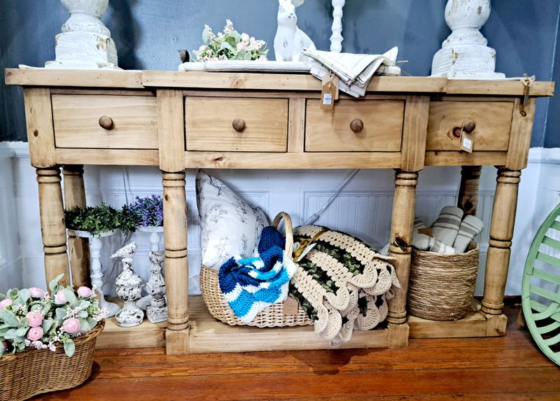 13 Living Room Elements That Bring Southern Charm To Texas Houses - Decor Hint Built-In Bookshelves With Heirlooms