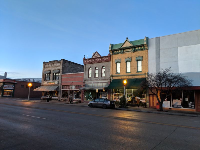 The Oregon Mountain Town So Affordable, Retirees Are Calling It A Dream - Decor Hint Community Events That Build Connections