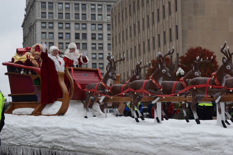Greater Peoria Holiday Adventures Perfect For Family Friends Or Solo Fun - Decor Hint Peoria Santa Claus Parade