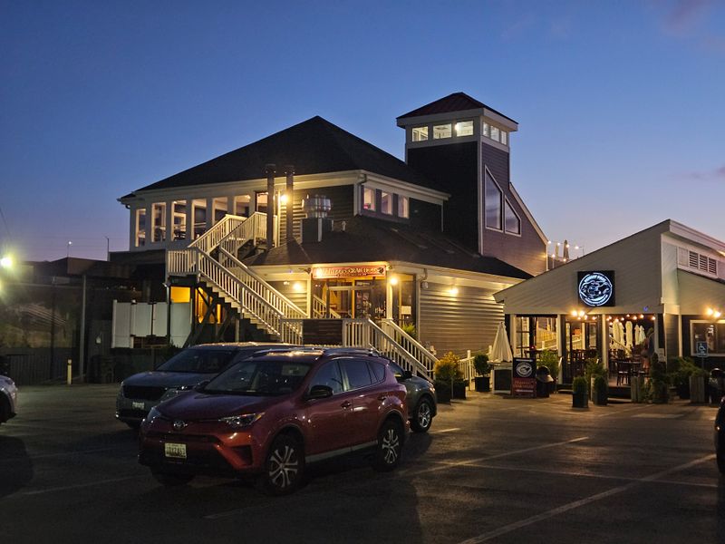 15 Maryland Seafood Shacks Only Locals Know For Steamed Crabs And Old Bay Magic - Decor Hint Harris Crab House