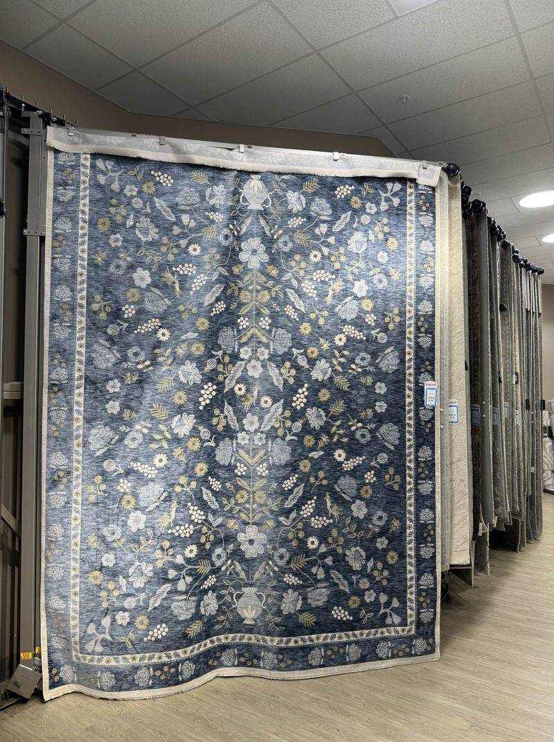 18 Illinois Winter Décor Trends Bringing Cozy Layers Back Into Midwest Homes - Decor Hint Quilts And Blankets Become Wall Art