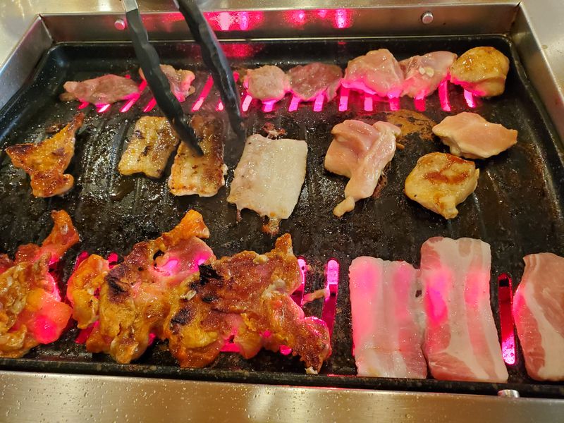 Foodies Flock To This Washington All-You-Can-Eat Spot For A Reason - Decor Hint Shoreline Location That Is Worth The Drive