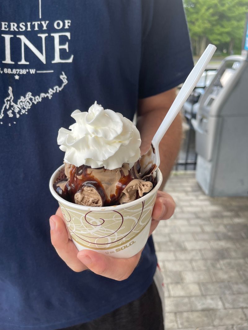 This Maine Ice Cream Stand Remains Open Year-Round And Locals Wouldn't Have It Any Other Way - Decor Hint Real Maine Blueberries In Every Scoop
