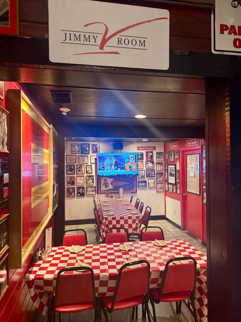 North Carolina Eatery Serves Lasagna So Loaded, Locals Call It A Masterpiece - Decor Hint A Gathering Spot For Students And Alumni