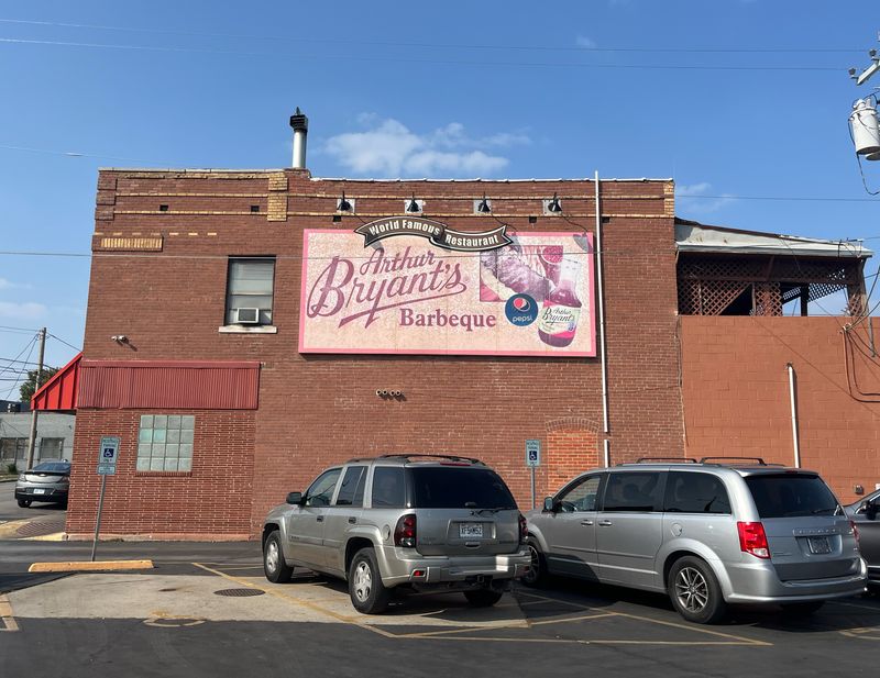 12 Missouri BBQ Joints That Keep The Pitmaster Tradition Burning - Decor Hint Arthur Bryant's Barbeque