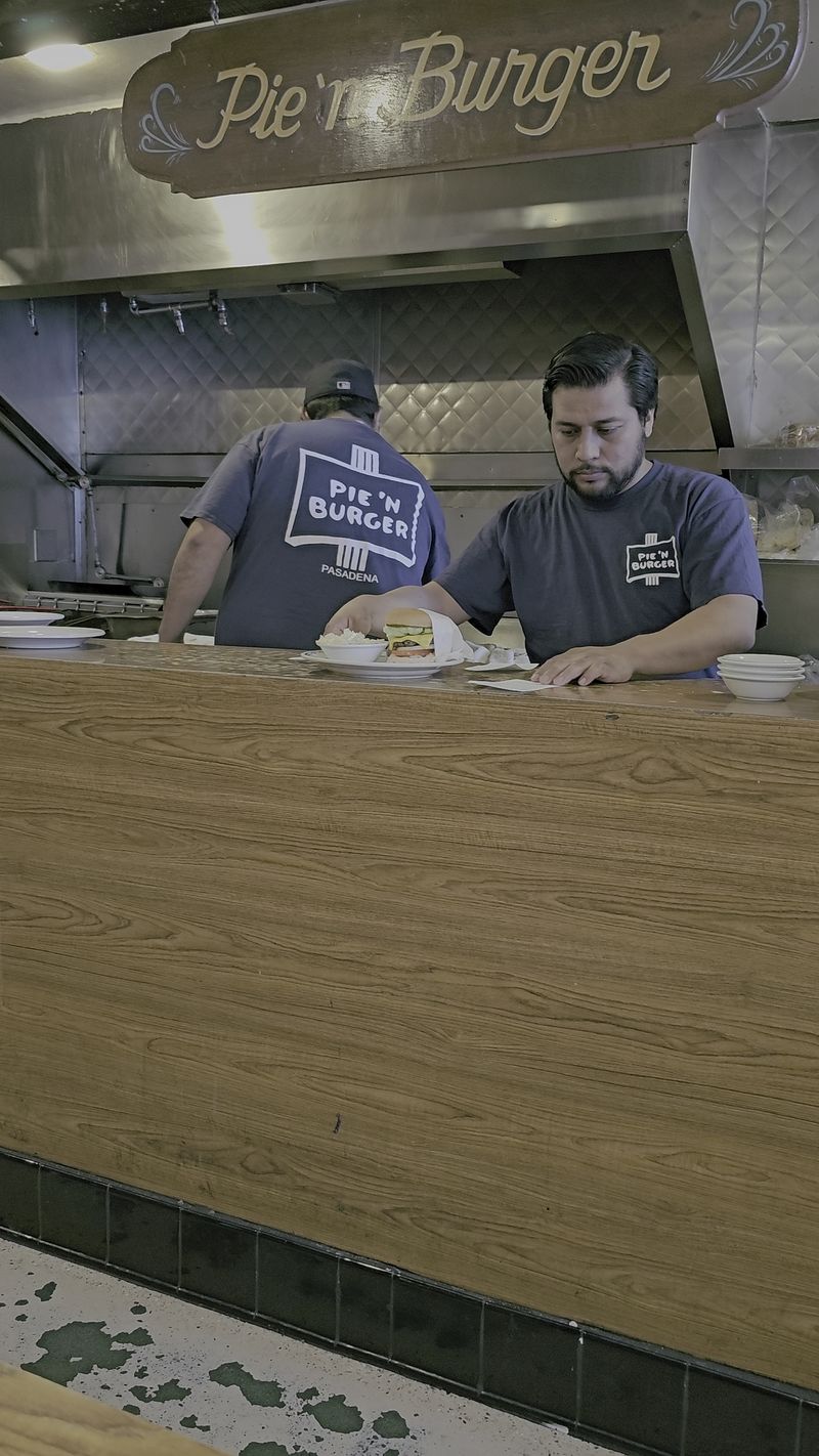 Pasadena's Top Spots For Comfort Food Everyone's Raving About - Decor Hint Pie 'n Burger