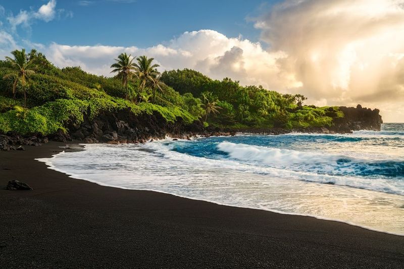 20 Hawaiian Beach Towns To Visit This Winter For Ideal Weather And Scenic Views - Decor Hint Hāna, Maui