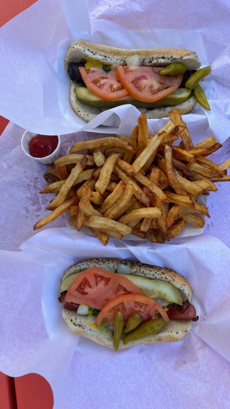 17 Illinois Eateries That Prove Great Food Doesn't Have To Cost A Fortune - Decor Hint The Wiener's Circle