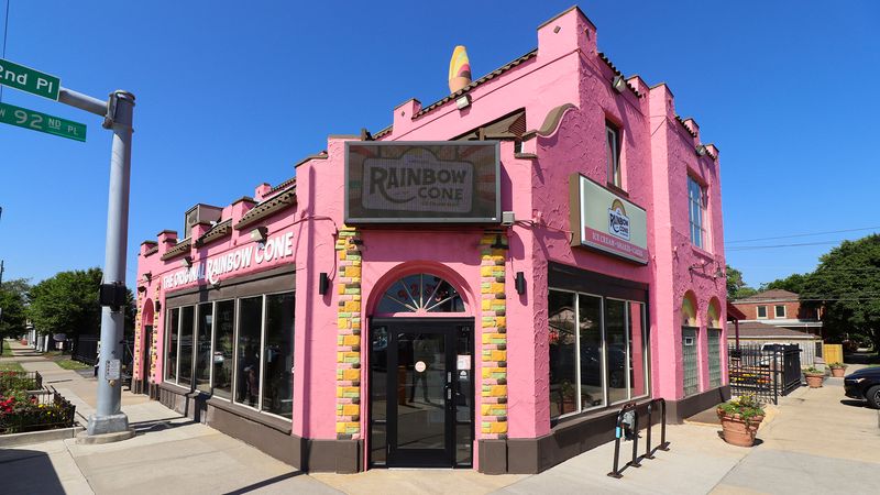 16 Illinois Dining Hotspots Famous For Lines That Never Scare Anyone Away - Decor Hint The Original Rainbow Cone