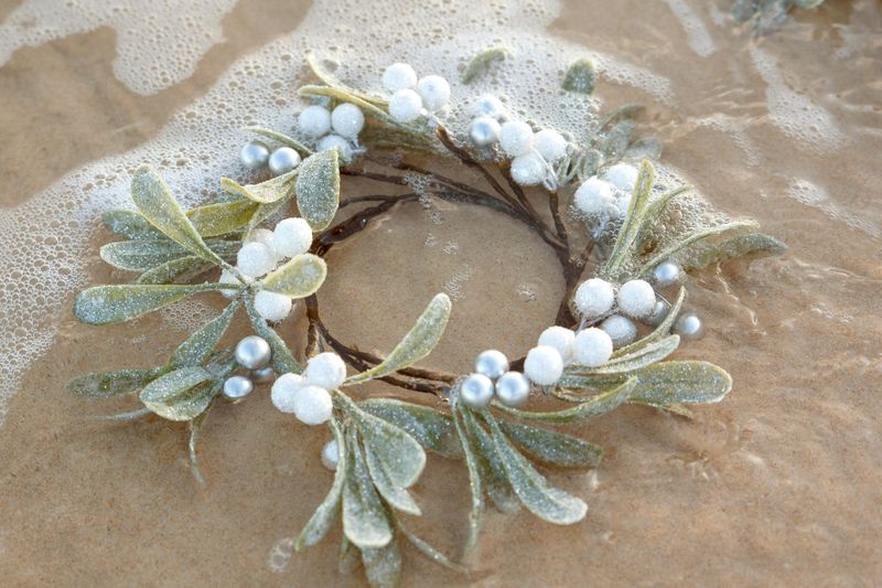 Stunning Hawaii Coastal Christmas Décor Ideas For A Holiday That Feels Like A Tropical Escape - Decor Hint Coastal Christmas Wreath